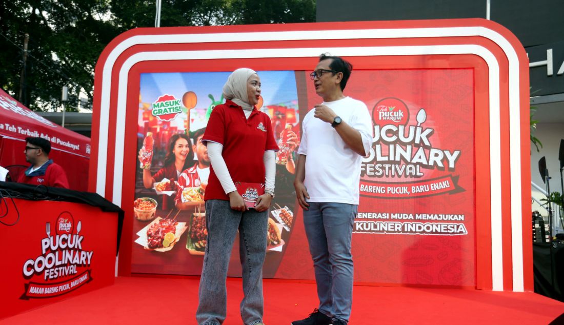 Senior Marketing Manager Teh Pucuk Harum Gina Iswary (kiri) saat Parade Kesegaran Pucuk, di area CFD, Kawasan Bundaran HI, Jakarta, Minggu (27/10). Pembagian paket makanan dan minuman gratis tersebut merupakan rangkaian acara jelang Pucuk Coolinary Festival 2024 yang akan diselenggarakan di GBK parkir timur Senayan pada 2-3 November 2024. Nantinya, acara Pucuk Coolinary Festival 2024 akan menghadirkan lebih dari 200 tenant kuliner viral. - JPNN.com