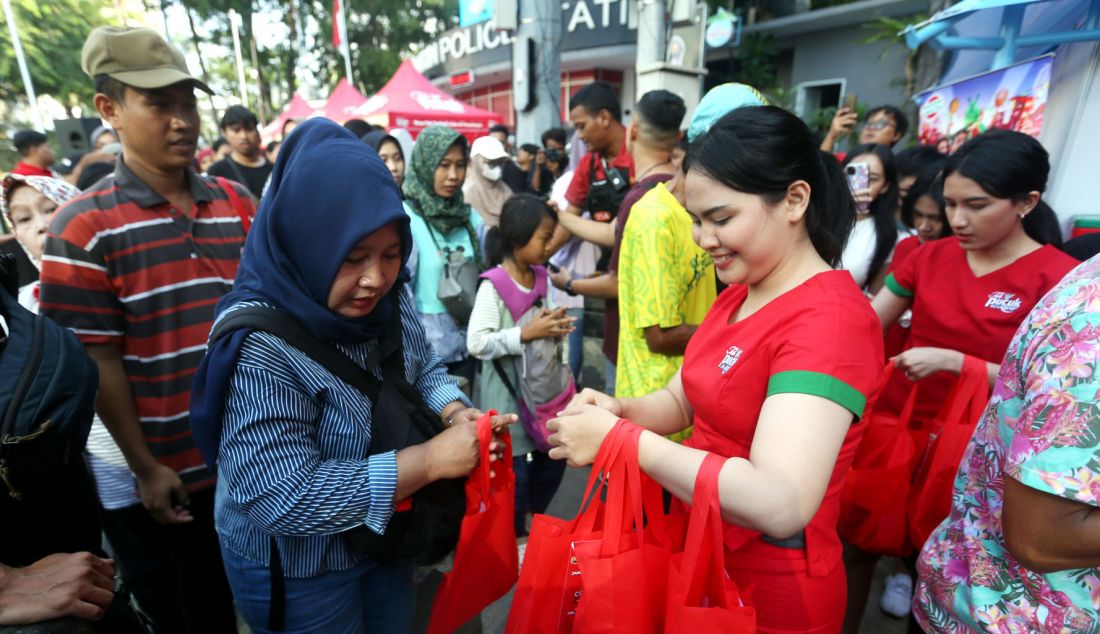 Warga saat mendapatkan paket makanan dan minuman saat Parade Kesegaran Pucuk, di area CFD, Kawasan Bundaran HI, Jakarta, Minggu (27/10). Pembagian paket makanan dan minuman gratis tersebut merupakan rangkaian acara jelang Pucuk Coolinary Festival 2024 yang akan diselenggarakan di GBK parkir timur Senayan pada 2-3 November 2024. Nantinya, acara Pucuk Coolinary Festival 2024 akan menghadirkan lebih dari 200 tenant kuliner viral. - JPNN.com