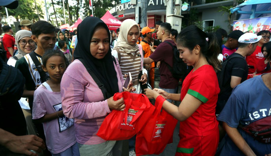 Warga saat mendapatkan paket makanan dan minuman saat Parade Kesegaran Pucuk, di area CFD, Kawasan Bundaran HI, Jakarta, Minggu (27/10). Pembagian paket makanan dan minuman gratis tersebut merupakan rangkaian acara jelang Pucuk Coolinary Festival 2024 yang akan diselenggarakan di GBK parkir timur Senayan pada 2-3 November 2024. Nantinya, acara Pucuk Coolinary Festival 2024 akan menghadirkan lebih dari 200 tenant kuliner viral. - JPNN.com