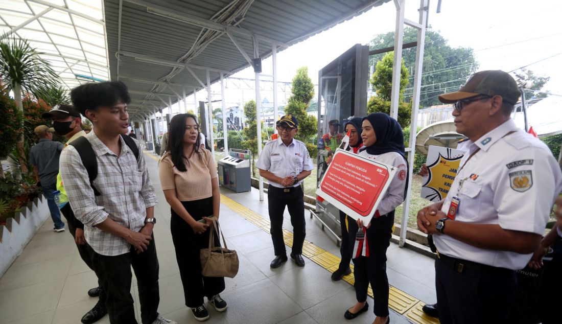 VP Corporate Secretary KAI Commuter Joni Martinus membagikan sovenir pada peringatan Hari Sumpah pemuda 28 Oktober di Stasiun Bogor, Jawa Barat, Senin (28/10). KAI Commuter yang merupakan operator KRL Commuterline merayakan hari Sumpah Pemuda bersama penumpang di Stasiun Bogor dengan melakukan ikrar Sumpah Pemuda dan membagikan bendera kecil suvenir dan coklat kepada para penumpang. - JPNN.com