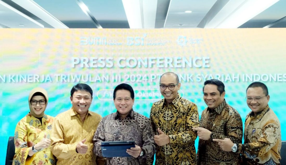 Direktur Compliance and Human Capital BSI Tribuana Tunggadewi, Wakil Direktur Utama BSI Bob T.Ananta, Direktur Utama BSI Hery Gunardi, Direktur Risk Management BSI Grandhis H. Harumansyah, Direktur Sales & Distribution BSI Anton Sukarna, dan Direktur Information Technology BSI Saladin D. Effendi saat pemaparan di Kantor Pusat BSI, Jakarta, Selasa (29/10). PT Bank Syariah Indonesia Tbk (BSI) membukukan kinerja solid dan sustain dengan laba mencapai Rp5,11 triliun atau tumbuh 21,60%. Laba BSI Tumbuh diatas rata-rata industri perbankan nasional. - JPNN.com