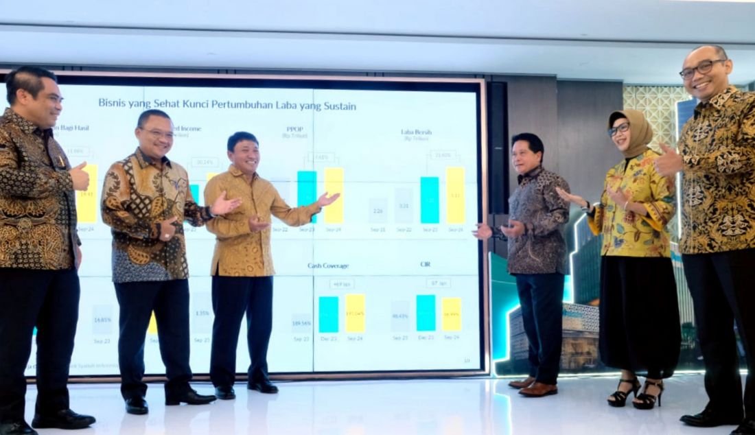 Direktur Compliance and Human Capital BSI Tribuana Tunggadewi, Wakil Direktur Utama BSI Bob T.Ananta, Direktur Utama BSI Hery Gunardi, Direktur Risk Management BSI Grandhis H. Harumansyah, Direktur Sales & Distribution BSI Anton Sukarna, dan Direktur Information Technology BSI Saladin D. Effendi saat pemaparan di Kantor Pusat BSI, Jakarta, Selasa (29/10). PT Bank Syariah Indonesia Tbk (BSI) membukukan kinerja solid dan sustain dengan laba mencapai Rp5,11 triliun atau tumbuh 21,60%. Laba BSI Tumbuh diatas rata-rata industri perbankan nasional. - JPNN.com