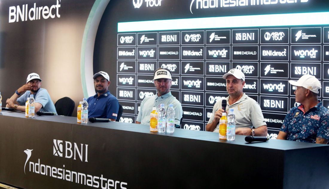 Kiri: Pegolf Amerika John Catlin, pegolf India Gaganjeet Bhullar, pegolf Amerika Bubba Watson, pegolf Inggris Richard Bland dan pegolf Indonesia Jonathan Wijono saat konferensi pers jelang BNI Indonesian Masters 2024 di Royale Jakarta Golf Club, Jakarta, Selasa (29/10). Turnamen golf BNI Indonesian Masters 2024 menjadi ajang premium Asian Tour bagi pegolf profesional dengan merebutkan total hadiah 2 juta dolar AS yang akan digelar pada 31 Oktober - 3 November 2024. - JPNN.com