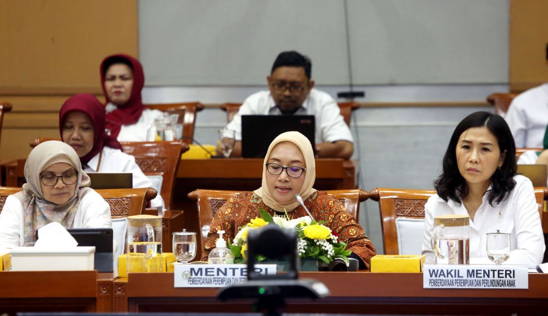 Menteri Pemberdayaan Perempuan dan Perlindungan Anak (PPPA) Arifatul Choiri Fauzi (tengah) bersama Wakil Menteri PPPA Veronica Tan (kanan) mengikuti rapat kerja dengan Komisi VIII DPR di Kompleks Parlemen, Senayan, Jakarta, Selasa (29/10). Rapat tersebut membahas rencana program kerja dan anggaran Kementerian PPPA tahun 2025. - JPNN.com