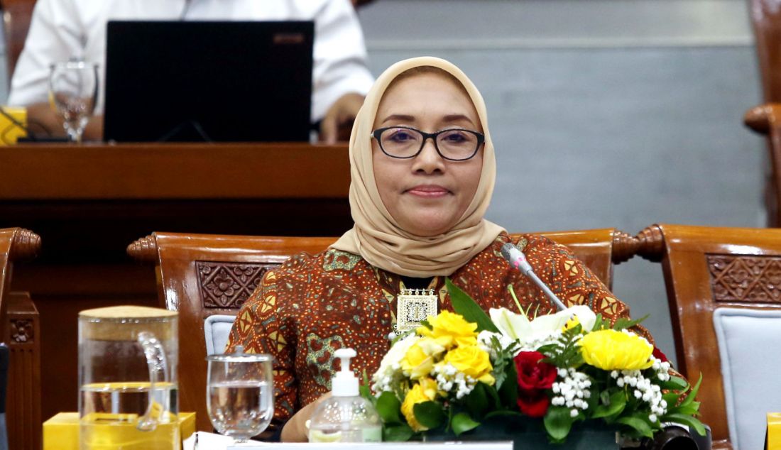 Menteri Pemberdayaan Perempuan dan Perlindungan Anak (PPPA) Arifatul Choiri Fauzi mengikuti rapat kerja dengan Komisi VIII DPR di Kompleks Parlemen, Senayan, Jakarta, Selasa (29/10). Rapat tersebut membahas rencana program kerja dan anggaran Kementerian PPPA tahun 2025. - JPNN.com