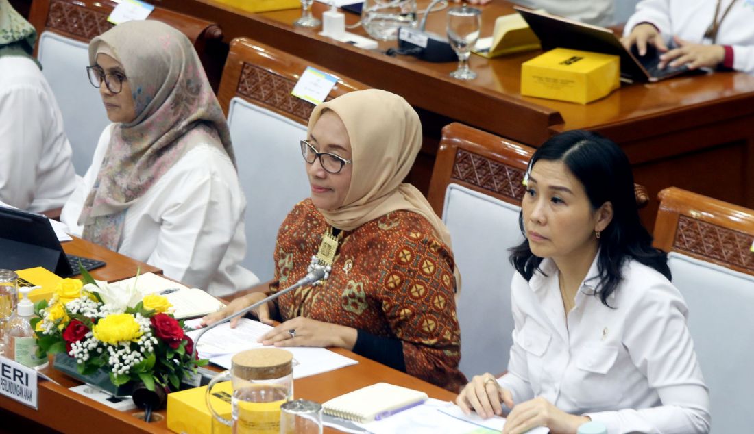 Menteri Pemberdayaan Perempuan dan Perlindungan Anak (PPPA) Arifatul Choiri Fauzi (tengah) bersama Wakil Menteri PPPA Veronica Tan (kanan) mengikuti rapat kerja dengan Komisi VIII DPR di Kompleks Parlemen, Senayan, Jakarta, Selasa (29/10). Rapat tersebut membahas rencana program kerja dan anggaran Kementerian PPPA tahun 2025. - JPNN.com