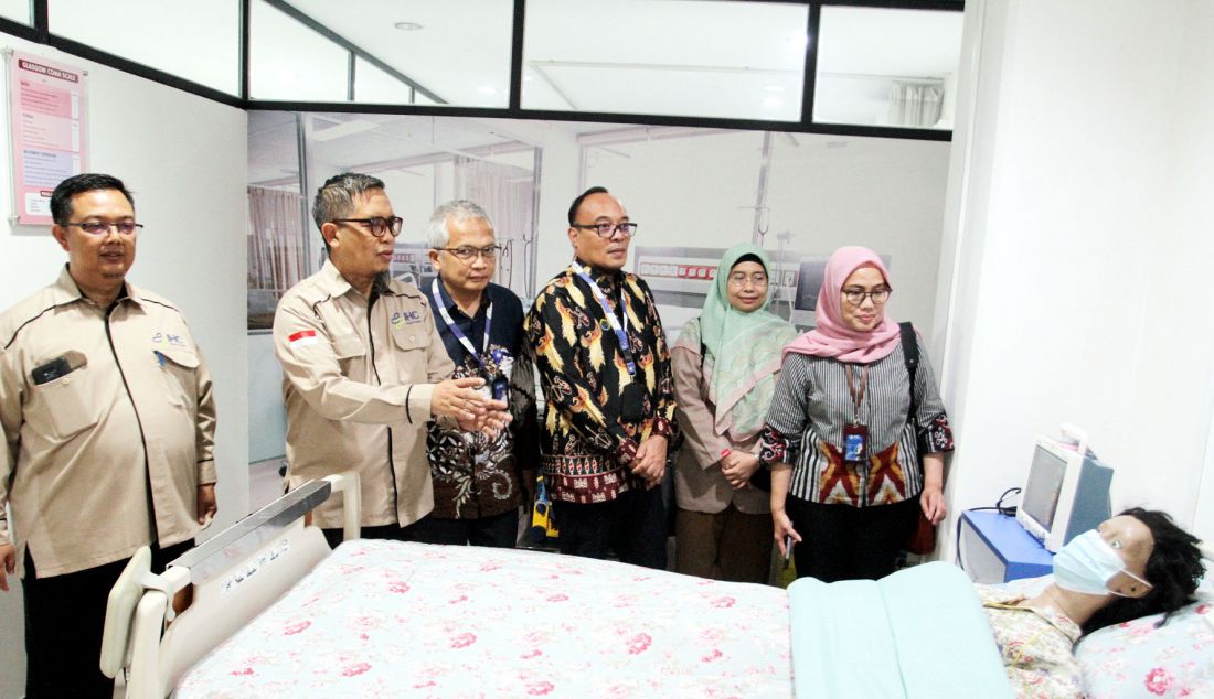 Plt Direktur Utama PT Pertamina Bina Medika IHC Lia Gardenia Partakusuma dan Ketua Yayasan Pendididkan PERTAMEDIKA Asep Saefudin saat melihat fasilitas LPK YPP IHC Training Center di Sekolah Tinggi Ilmu Kesehatan PERTAMEDIKA, Kebayoran Lama Utara, Jakarta, Selasa (29/10). IHC Training Center berperan sebagai Center of Excellence yang menyediakan kurikulum pelatihan berbasis praktik terbaik dan teknologi terbaru dengan terakreditasi B dari Kemenkes RI. - JPNN.com