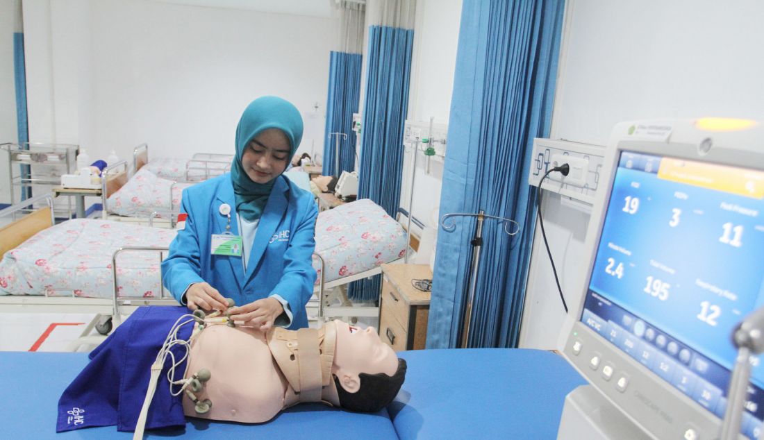 Siswa mencoba fasilitas simulator pasien di ruang LPK YPP IHC Training Center di Sekolah Tinggi Ilmu Kesehatan PERTAMEDIKA, Kebayoran Lama Utara, Jakarta, Selasa (29/10). IHC Training Center berperan sebagai Center of Excellence yang menyediakan kurikulum pelatihan berbasis praktik terbaik dan teknologi terbaru dengan terakreditasi B dari Kemenkes RI. - JPNN.com