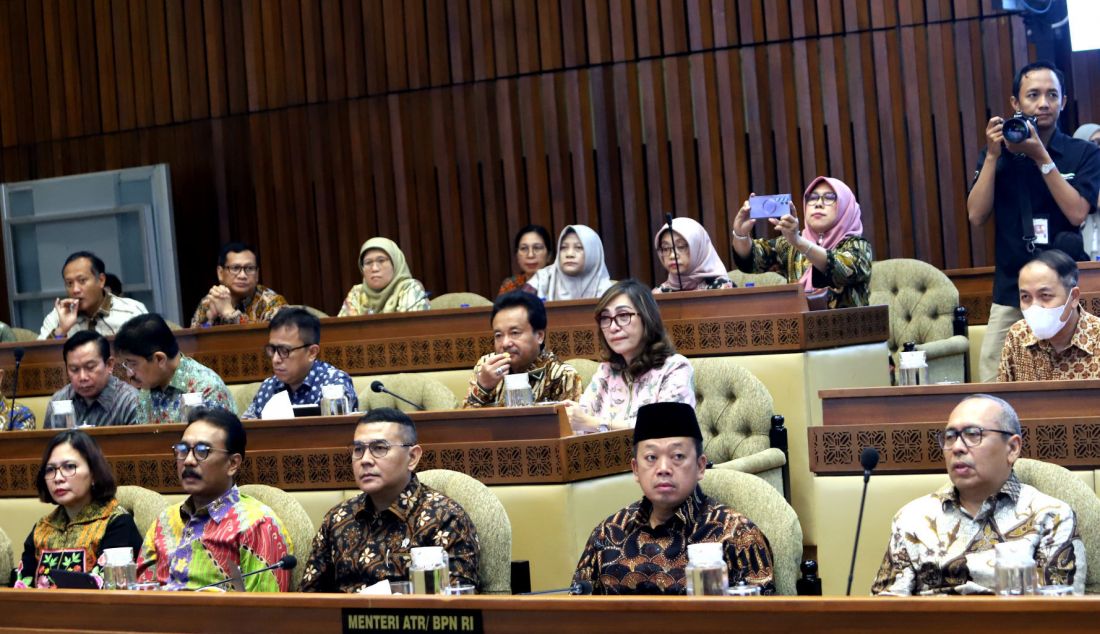 Menteri Agraria dan Tata Ruang/Kepala Badan Pertanahan Nasional (ATR/BPN) Nusron Wahid dan Wakil Menteri ATR/Wakil Kepala BPN Ossy Dermawan mengikuti rapat kerja dengan Komisi II DPR di Kompleks Parlemen, Senayan, Jakarta, Rabu (30/10). Rapat tersebut membahas rencana strategis Kementerian ATR/BPN dalam 100 hari Kabinet Merah Putih. - JPNN.com