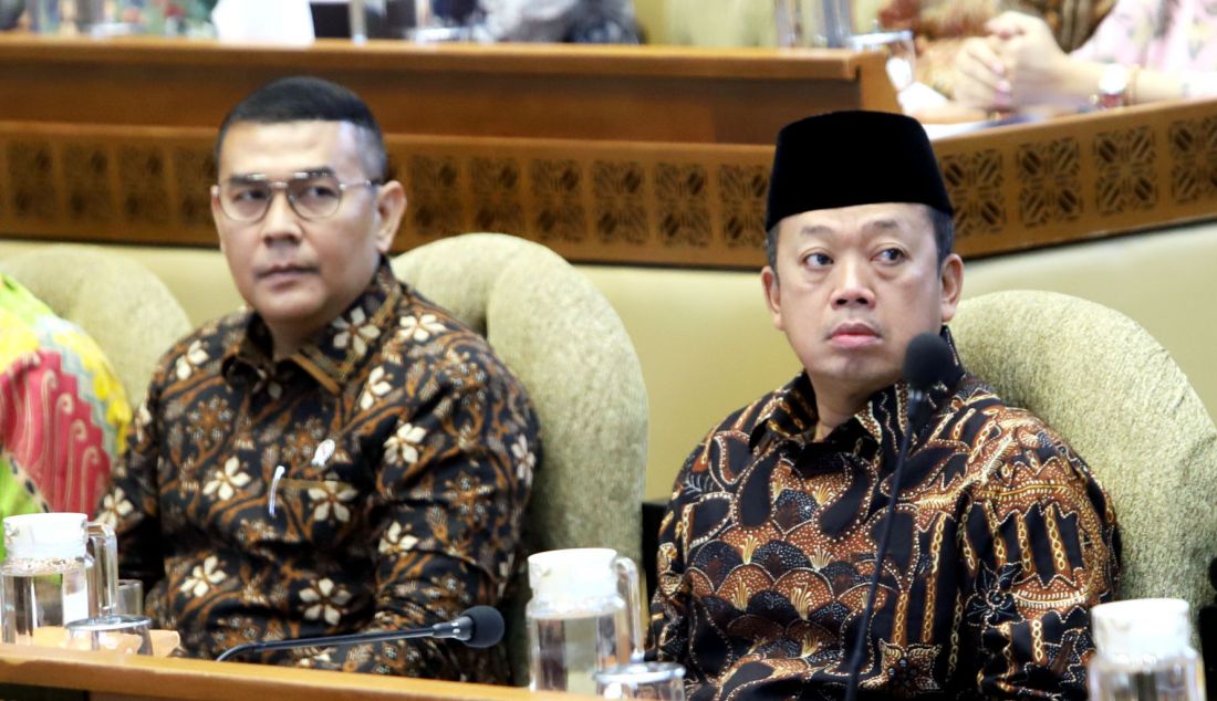 Menteri Agraria dan Tata Ruang/Kepala Badan Pertanahan Nasional (ATR/BPN) Nusron Wahid dan Wakil Menteri ATR/Wakil Kepala BPN Ossy Dermawan mengikuti rapat kerja dengan Komisi II DPR di Kompleks Parlemen, Senayan, Jakarta, Rabu (30/10). Rapat tersebut membahas rencana strategis Kementerian ATR/BPN dalam 100 hari Kabinet Merah Putih. - JPNN.com