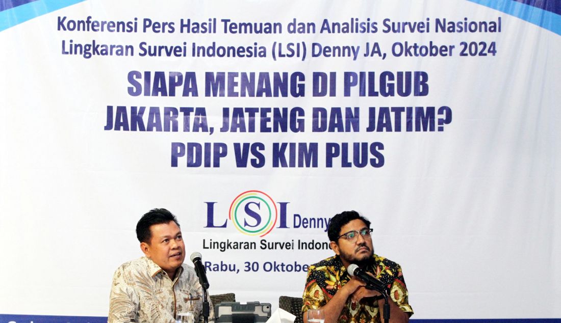 Peneliti senior LSI Denny JA, Sunarto (kiri) saat memaparkan temuan dan analisis Survei Nasional bertajuk 'Siapa Menang Pilgub Jakarta, Jateng dan Jatim? PDIP Vs KIM Plus' di Jakarta, Rabu (30/10). - JPNN.com