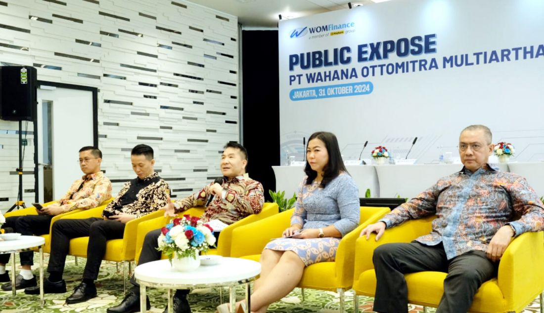 Presiden Direktur PT Wahana Ottomitra Multiartha Tbk (WOM Finance) Djaja Suryanto Sutandar (tengah), (Dari kiri) Direktur Wibowo, Wakil Presiden Direktur Njauw Vido Onadi, Direktur Cincin Lisa Hadi dan Direktur Anthony Y. Panggabean saat paparan publik di Jakarta, Kamis (31/10). Perseroan berhasil melanjutkan pertumbuhan yang positif pada kuartal-III tahun 2024, dengan berhasil meraih laba bersih sebesar Rp151,36 miliar atau meningkat sebesar 7,33 persen. - JPNN.com