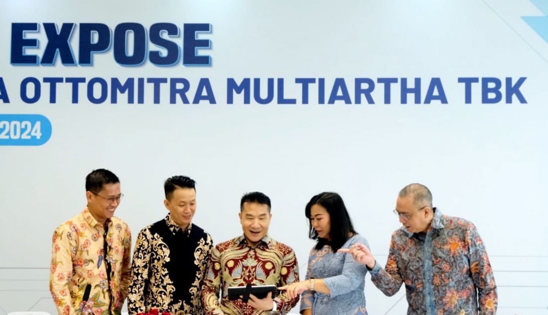 Presiden Direktur PT Wahana Ottomitra Multiartha Tbk (WOM Finance) Djaja Suryanto Sutandar (tengah) berbincang dengan (Dari kiri) Direktur Wibowo, Wakil Presiden Direktur Njauw Vido Onadi, Direktur Cincin Lisa Hadi dan Direktur Anthony Y. Panggabean saat paparan publik di Jakarta, Kamis (31/10). Perseroan berhasil melanjutkan pertumbuhan yang positif pada kuartal-III tahun 2024, dengan berhasil meraih laba bersih sebesar Rp151,36 miliar atau meningkat sebesar 7,33 persen. - JPNN.com