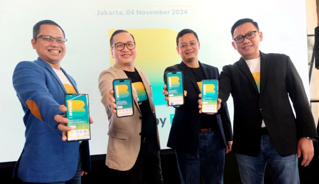 SEVP Digital Banking PT Bank Syariah Indonesia tbk (BSI) Saut Parulian Saragih (tiga dari kiri) menunjukkan BYOND by BSI didampingi Corporate Secretary BSI Wisnu Sunandar (paling kiri), SVP Digital Banking Retail BSI Riko Wardhana (dua dari kiri) dan SVP Marketing Communication BSI Kemas Erwan Husainy (paling kanan) saat peluncuran BYOND by BSI, Jakarta, Senin (4/11). PT Bank Syariah Indonesia Tbk (BSI) akan meluncurkan SuperApp BYOND by BSI pada 9 November mendatang, sebagai salah satu hasil dari transformasi digital yang ditempuh perseroan dalam merespon tantangan digitalisasi di industri perbankan. BYOND by BSI dirancang sebagai aplikasi dengan fitur lengkap, menghadirkan layanan finansial, sosial, dan spiritual dalam satu platform yang lebih user friendly dengan keamanan yang semakin terjaga. - JPNN.com