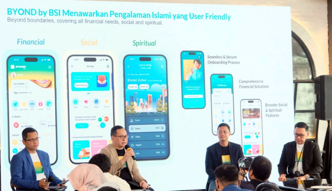 SEVP Digital Banking PT Bank Syariah Indonesia tbk (BSI) Saut Parulian Saragih (tiga dari kiri) menunjukkan BYOND by BSI didampingi Corporate Secretary BSI Wisnu Sunandar (paling kiri), SVP Digital Banking Retail BSI Riko Wardhana (dua dari kiri) dan SVP Marketing Communication BSI Kemas Erwan Husainy (paling kanan) saat peluncuran BYOND by BSI, Jakarta, Senin (4/11). PT Bank Syariah Indonesia Tbk (BSI) akan meluncurkan SuperApp BYOND by BSI pada 9 November mendatang, sebagai salah satu hasil dari transformasi digital yang ditempuh perseroan dalam merespon tantangan digitalisasi di industri perbankan. BYOND by BSI dirancang sebagai aplikasi dengan fitur lengkap, menghadirkan layanan finansial, sosial, dan spiritual dalam satu platform yang lebih user friendly dengan keamanan yang semakin terjaga. - JPNN.com