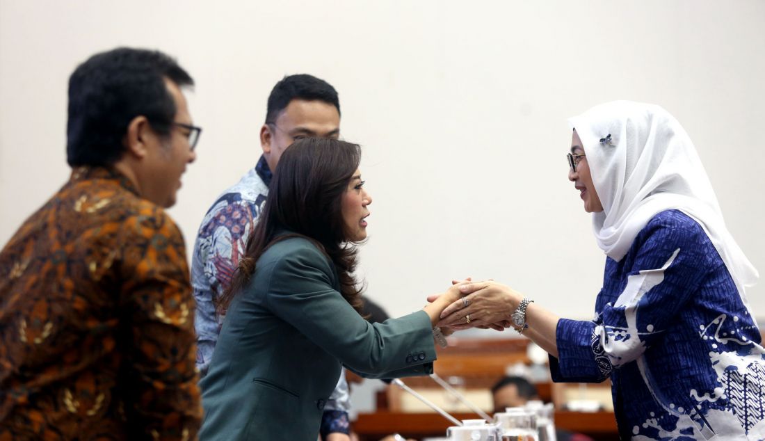 Anggota Komisi I DPR Desy Ratnasari bersalaman dengan Menteri Komunikasi dan Digital Meutya Hafid disela rapat kerja dengan Menteri Komunikasi dan Digital Meutya Hafid, Jakarta, Selasa (5/11). Rapat tersebut membahas rencana program 100 hari kerja Menteri Komunikasi dan digital serta kesiapan pilkada serentak. - JPNN.com