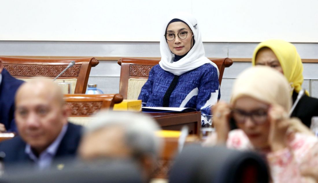 Anggota Komisi I DPR Desy Ratnasari saat rapat kerja dengan Menteri Komunikasi dan Digital Meutya Hafid, Jakarta, Selasa (5/11). Rapat tersebut membahas rencana program 100 hari kerja Menteri Komunikasi dan digital serta kesiapan pilkada serentak. - JPNN.com