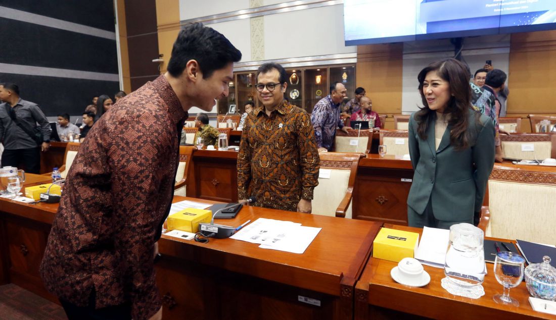 Anggota Komisi I DPR Rizki Aulia Rahman Natakusumah (kiri) berbincang dengan Menteri Komunikasi dan Digital Meutya Hafid disela rapat kerja dengan Menteri Komunikasi dan Digital Meutya Hafid, Jakarta, Selasa (5/11). Rapat tersebut membahas rencana program 100 hari kerja Menteri Komunikasi dan digital serta kesiapan pilkada serentak. - JPNN.com