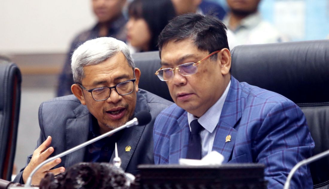 Ketua Komisi I DPR Utut Adianto (kanan) dan Wakil Ketua Komisi I DPR Ahmad Heryawan saat memimpin rapat kerja dengan Menteri Komunikasi dan Digital Meutya Hafid, Jakarta, Selasa (5/11). Rapat tersebut membahas rencana program 100 hari kerja Menteri Komunikasi dan digital serta kesiapan pilkada serentak. - JPNN.com