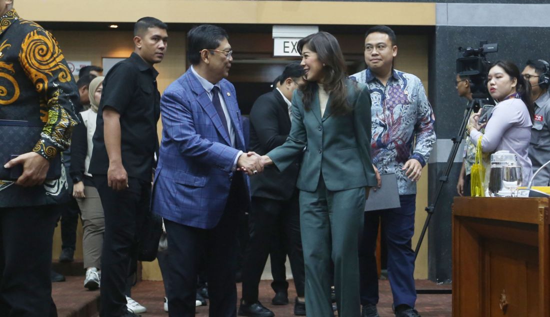 Ketua Komisi I DPR Utut Adianto (kiri) bersalaman dengan Menteri Komunikasi dan Digital Meutya Hafid di sela rapat kerja dengan Menteri Komunikasi dan Digital Meutya Hafid, Jakarta, Selasa (5/11). Rapat tersebut membahas rencana program 100 hari kerja Menteri Komunikasi dan digital serta kesiapan pilkada serentak. - JPNN.com