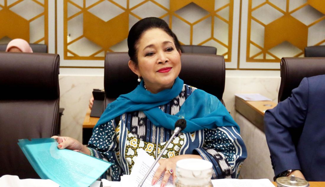 Ketua Komisi IV DPR Siti Hediati Soeharto saat rapat kerja dengan Menteri Pertanian, Jakarta, Selasa (5/11). Rapat tersebut membahas rencana program kerja prioritas 2025. - JPNN.com