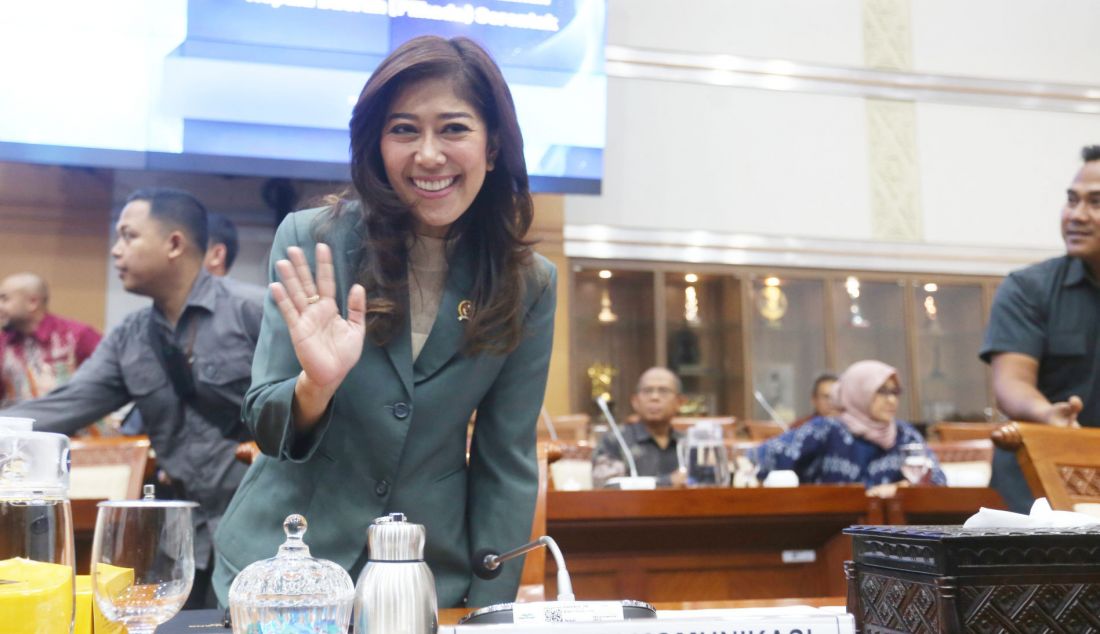 Menteri Komunikasi dan Digital Meutya Hafid saat rapat kerja dengan Komisi I DPR, Jakarta, Selasa (5/11). Rapat tersebut membahas rencana program 100 hari kerja Menteri Komunikasi dan digital serta kesiapan pilkada serentak. - JPNN.com