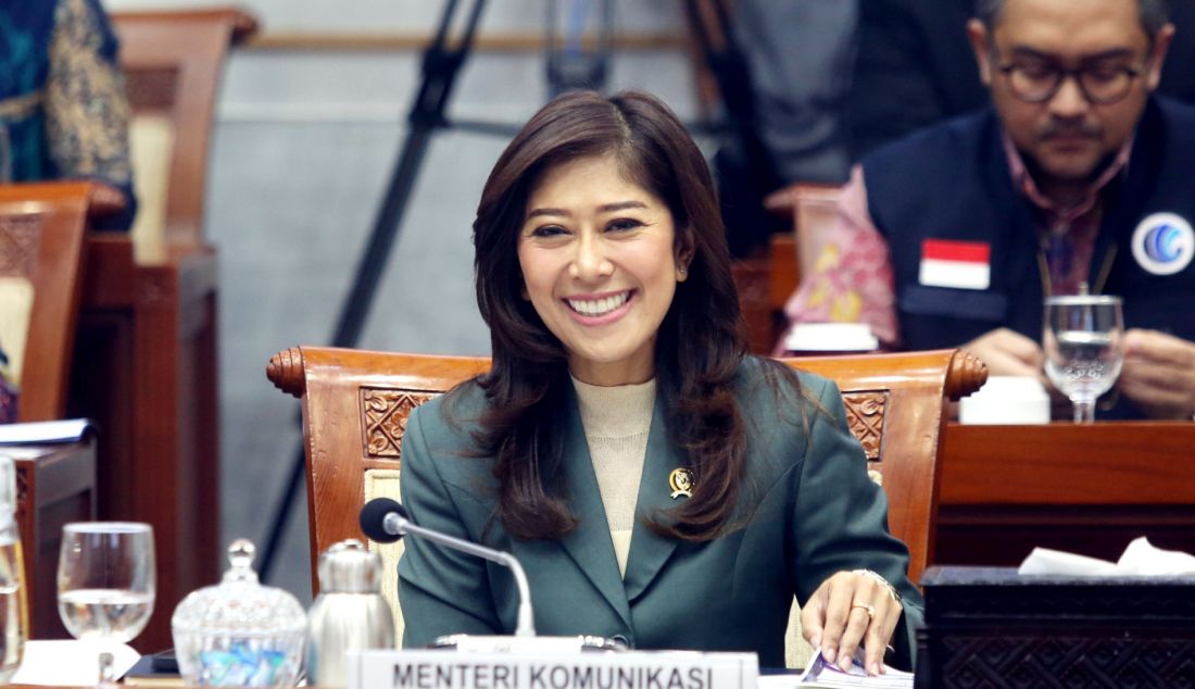 Menteri Komunikasi dan Digital Meutya Hafid saat rapat kerja dengan Komisi I DPR, Jakarta, Selasa (5/11). Rapat tersebut membahas rencana program 100 hari kerja Menteri Komunikasi dan digital serta kesiapan pilkada serentak. - JPNN.com