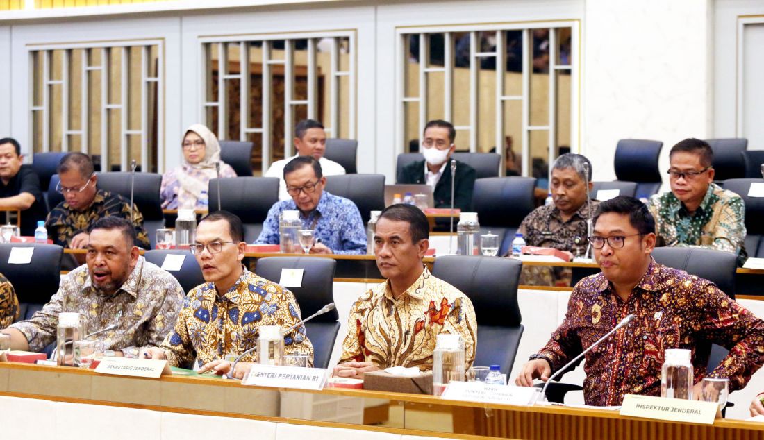 Menteri Pertanian Amran Sulaiman (kedua kanan) dan Wakil Menteri Pertanian Sudaryono (kanan) saat rapat kerja dengan Komisi IV DPR, Jakarta, Selasa (5/11). Rapat tersebut membahas rencana program kerja prioritas 2025. - JPNN.com