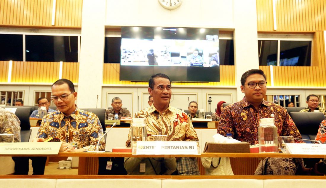 Menteri Pertanian Amran Sulaiman (tengah kanan) dan Wakil Menteri Pertanian Sudaryono (kanan) saat rapat kerja dengan Komisi IV DPR, Jakarta, Selasa (5/11). Rapat tersebut membahas rencana program kerja prioritas 2025. - JPNN.com