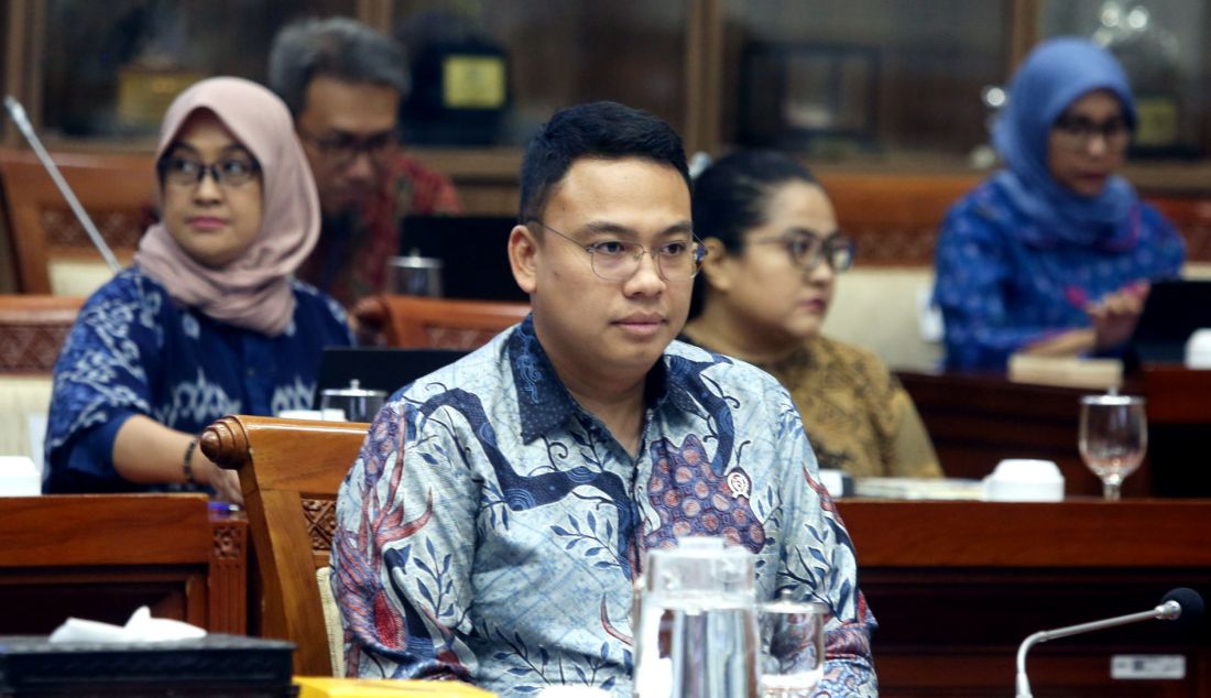 Wakil Menteri Komunikasi dan Digital Angga Raka Prabowo saat rapat kerja dengan Komisi I DPR, Jakarta, Selasa (5/11). Rapat tersebut membahas rencana program 100 hari kerja Menteri Komunikasi dan digital serta kesiapan pilkada serentak. - JPNN.com