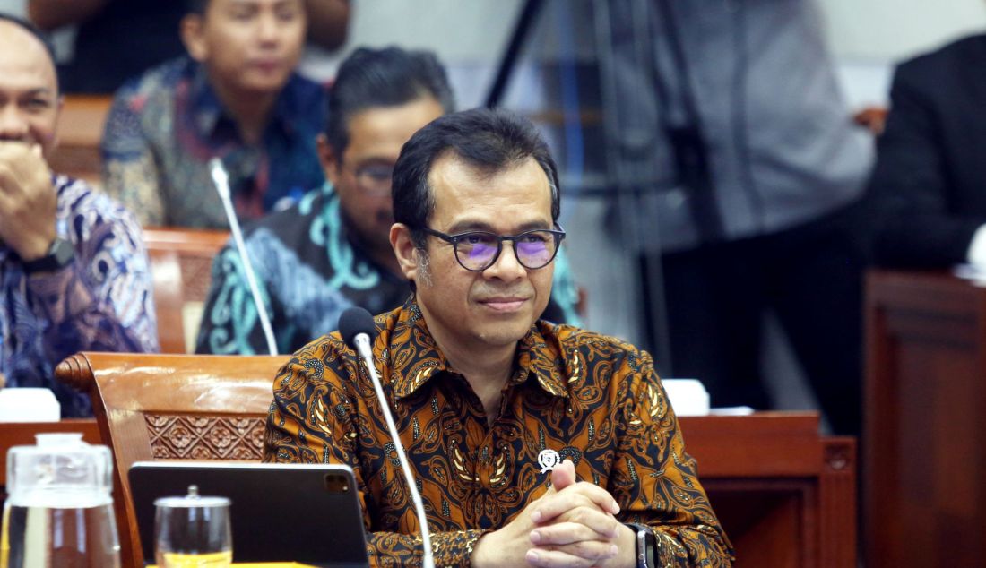 Wakil Menteri Komunikasi dan Digital (Wamenkodigi) Nezar Patria saat rapat kerja dengan Komisi I DPR, Jakarta, Selasa (5/11). Rapat tersebut membahas rencana program 100 hari kerja Menteri Komunikasi dan digital serta kesiapan pilkada serentak. - JPNN.com