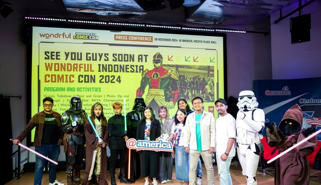 Head of Marketing Communications Division wondr by BNI Duardi Prihandiko, General Secretary of AKSI Indonesia Comic Association Rizqi Rinaldy Mosmarth, Director of Panorama Media Andita Tirta Wisata, Project Manager of wondrful Indonesia Comic Con 2024 Lulu Anwar, Exclusive Color Artist Marvel Comics Bryan Valenza, Vice President of Digital Lifestyle Services Telkomsel Lesley Simpson berfoto bersama cosplayer yang akan meramaikan wondrful Indonesia Comic Con 2024 pada 9-10 November 2024 di Jakarta Convention Center. - JPNN.com