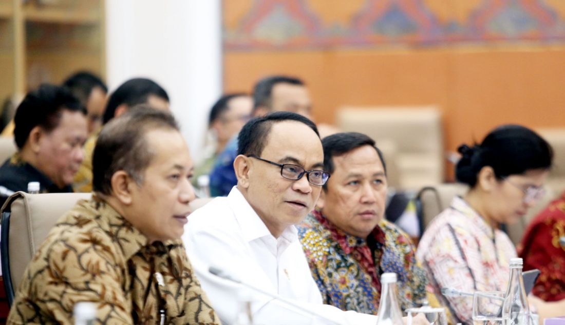 Menteri Koperasi Budi Arie Setiadi bersama Wakil Menteri Koperasi Ferry Juliantono saat mengikuti rapat kerja dengan Komisi VI DPR, Jakarta, Rabu (6/11). Rapat tersebut membahas program kerja dan anggaran Kementerian/Lembaga tahun 2025 serta target penyelesaian roadmap Kementerian/Lembaga. - JPNN.com