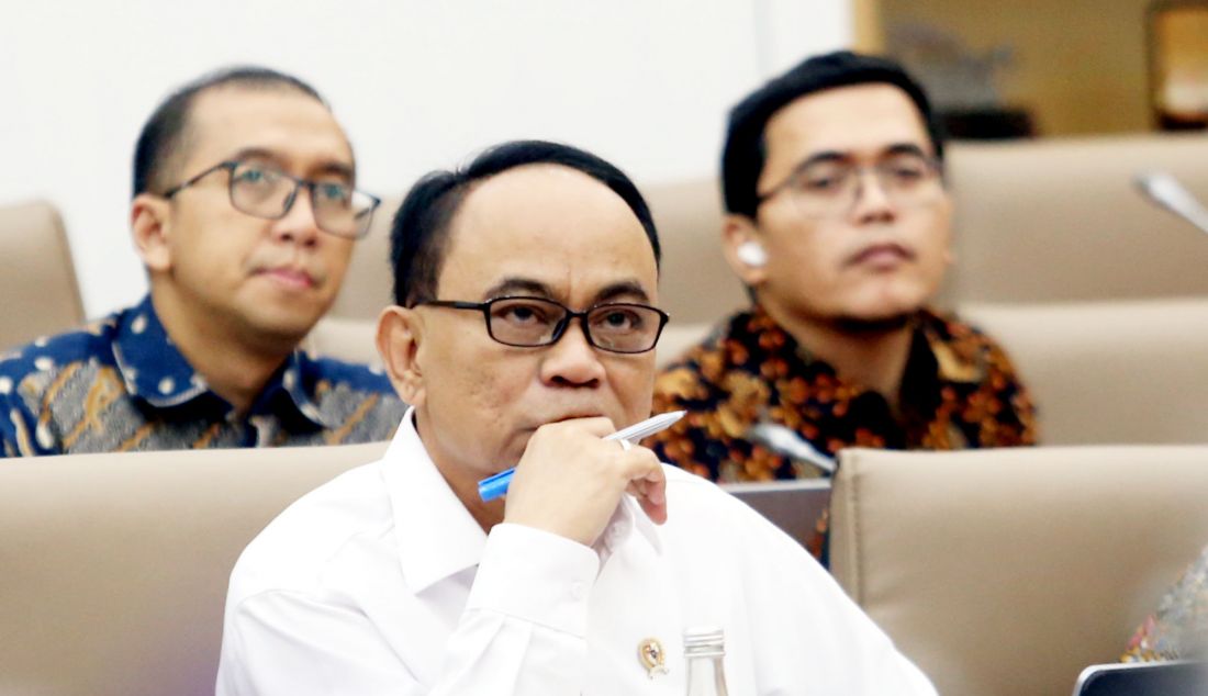 Menteri Koperasi Budi Arie Setiadi mengikuti rapat kerja dengan Komisi VI DPR, Jakarta, Rabu (6/11). Rapat tersebut membahas program kerja dan anggaran Kementerian/Lembaga tahun 2025 serta target penyelesaian roadmap Kementerian/Lembaga. - JPNN.com