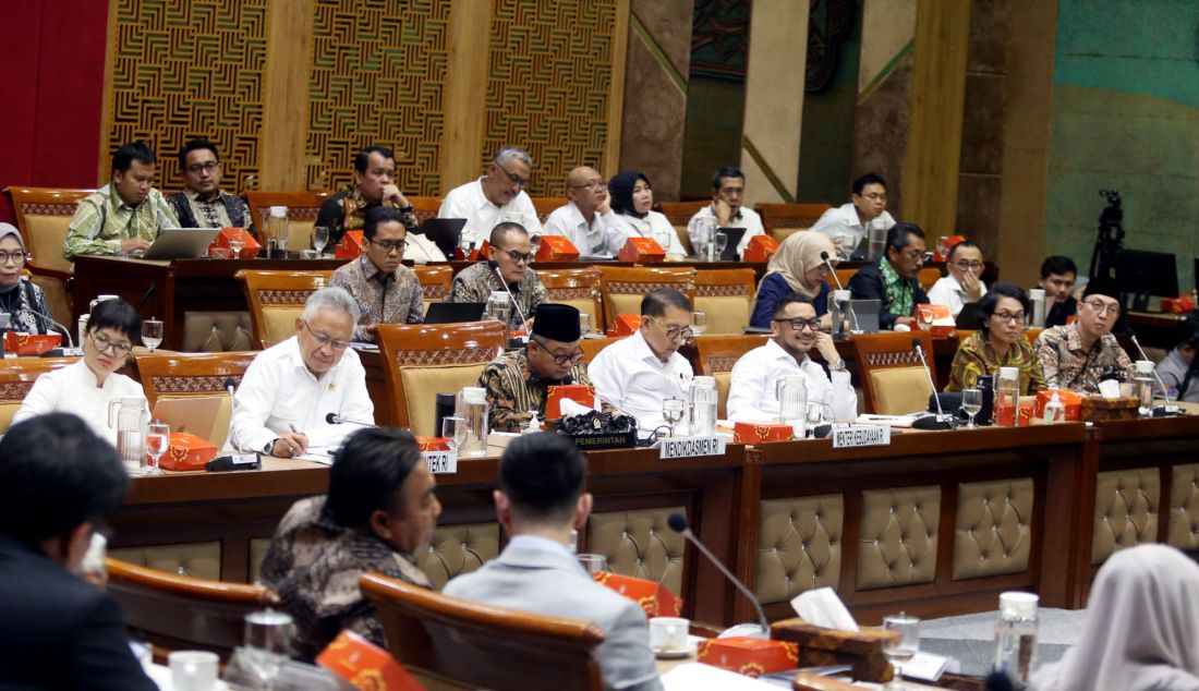 Menteri Pendidikan, Dasar dan Menengah (Mendikdasmen) Abdul Mu'ti bersama Menteri Pendidikan Tinggi, Sains dan Teknologi (Mendiktisaintek) Satryo Soemantri Brodjonegoro, Wamendiktisaintek Stella Christie, Menteri Kebudayaan Fadli Zon dan Wamen Kebudayaan Giring Ganesha mengikuti rapat kerja dengan Komisi X DPR, Jakarta, Rabu (6/11). Rapat tersebut membahas gambaran umum arah kebijakan kemendikdasmen, kemendiktisaintek serta Kementerian Kebudayaan periode 2024-2029. - JPNN.com