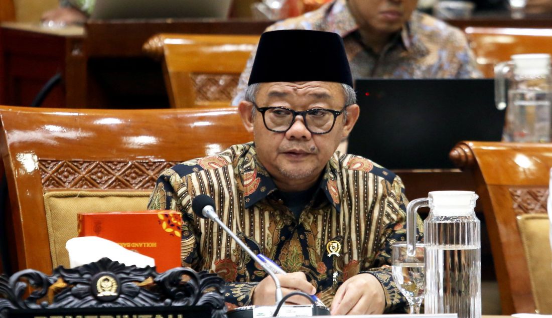 Menteri Pendidikan, Dasar dan Menengah (Mendikdasmen) Abdul Mu'ti mengikuti rapat kerja dengan Komisi X DPR, Jakarta, Rabu (6/11). Rapat tersebut membahas gambaran umum arah kebijakan Kementerian Pendidikan Dasar dan Menengah, Kementerian Pendidikan Tinggi, Sains dan Teknologi serta Kementerian Kebudayaan periode 2024-2029. - JPNN.com