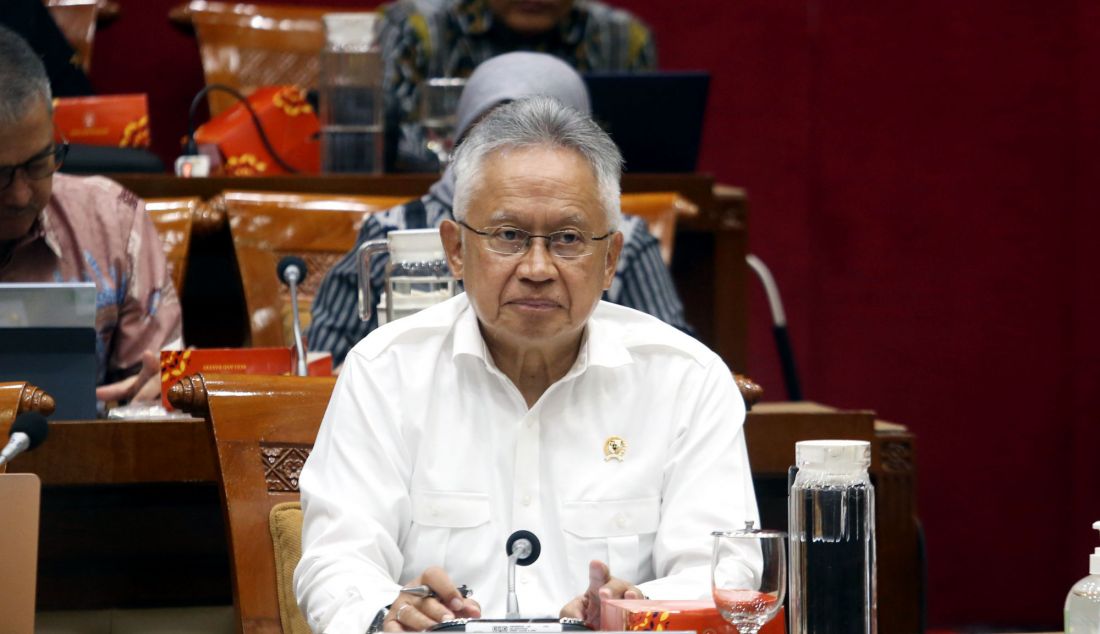 Menteri Pendidikan Tinggi, Sains dan Teknologi (Mendiktisaintek) Satryo Soemantri Brodjonegoro mengikuti rapat kerja dengan Komisi X DPR, Jakarta, Rabu (6/11). Rapat tersebut membahas gambaran umum arah kebijakan Kementerian Pendidikan Dasar dan Menengah, Kementerian Pendidikan Tinggi, Sains dan Teknologi serta Kementerian Kebudayaan periode 2024-2029. - JPNN.com