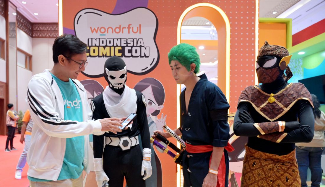 Head of Marketing Communication Division BNI Duardi Prihandiko berfoto bersama para cosplayer di booth wondr by BNI pada acara wondrful Indonesia Comic Con 2024 di Jakarta Convention Center, Jakarta (9/11). wondr by BNI bersama Indonesia Comic Con hari ini telah resmi membuka acara wondrful Indonesia Comic Con 2024. Acara yang menyatukan segenap komunitas kreatif, mulai dari pecinta komik, film, musik, cosplay, hingga VTuber diselenggarakan mulai 9 hingga 10 November 2024 di Jakarta Convention Center. - JPNN.com