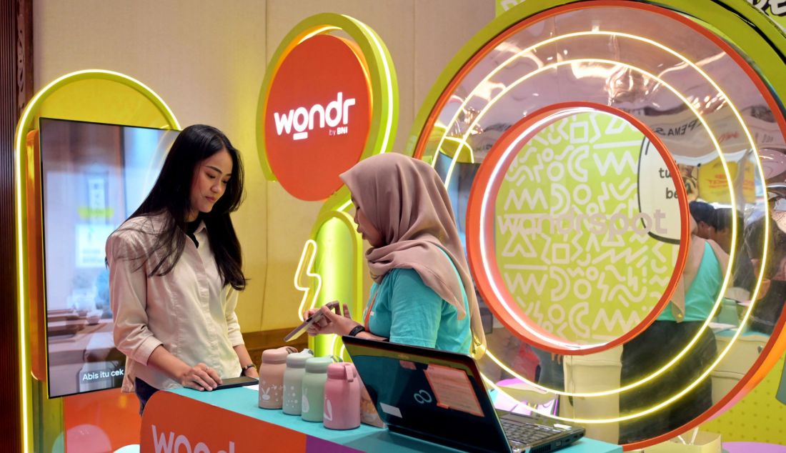 Pengunjung membuka rekening dan bertransaksi menggunakan wondr by BNI di wondrful Indonesia Comic Con 2024 di Jakarta Convention Center, Jakarta (9/11). wondr by BNI bersama Indonesia Comic Con hari ini telah resmi membuka acara wondrful Indonesia Comic Con 2024. Acara yang menyatukan segenap komunitas kreatif, mulai dari pecinta komik, film, musik, cosplay, hingga VTuber diselenggarakan mulai 9 hingga 10 November 2024 di Jakarta Convention Center. - JPNN.com