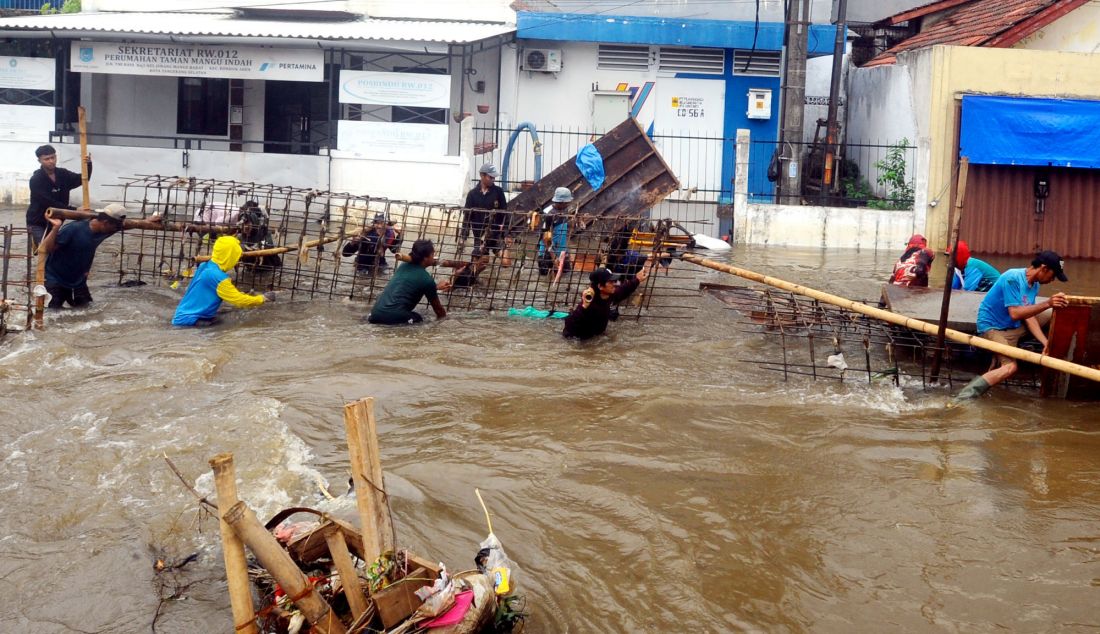 Tim SAR Badan Penanggulangan Bencana Daerah (BPBD) Tangsel mengevakuasi warga lansia sakit saat banjir menggenangi Perumahan Taman Mangu, Tangerang Selatan, Banten, Selasa (12/11). Lebih dari 320 KK menjadi korban. - JPNN.com