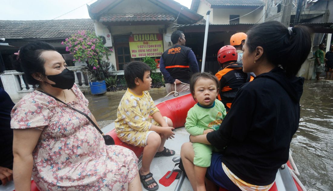 Tim SAR Badan Penanggulangan Bencana Daerah (BPBD) Tangsel mengevakuasi warga di Perumahan Taman Mangu, Tangerang Selatan, Banten, Selasa (12/11). - JPNN.com