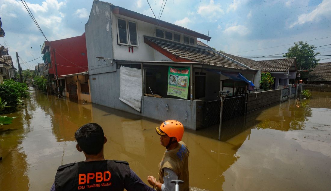 Tim SAR Badan Penanggulangan Bencana Daerah (BPBD) Tangsel mengevakuasi warga lansia sakit saat banjir menggenangi Perumahan Taman Mangu, Tangerang Selatan, Banten, Selasa (12/11). Lebih dari 320 KK menjadi korban. - JPNN.com