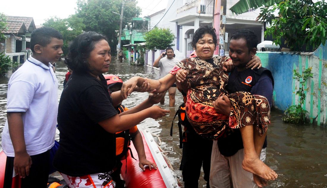 Tim SAR Badan Penanggulangan Bencana Daerah (BPBD) Tangsel mengevakuasi warga lansia sakit saat banjir menggenangi Perumahan Taman Mangu, Tangerang Selatan, Banten, Selasa (12/11). Lebih dari 320 KK menjadi korban. - JPNN.com