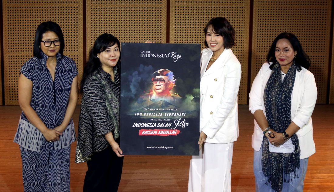 Program Director Galeri Indonesia Kaya Renitasari Adrian (kedua kanan) bersama Pemrakarsa Gondola Team Laila Azra (kanan), Puteri Basoeki Abdullah Cecilia Sidhawati (kedua kiri) dan Pemerhati Seni Amalia Wirjono (kiri) berfoto bersama saat konferensi pers pameran dengan format digital bertajuk ‘Indonesia Dalam Sketsa: Basoeki Abdullah’ di Galeri Indonesia Kaya, Grand Indonesia, Jakarta, Rabu (13/11). Galeri Indonesia Kaya bersama Gondola Team menghadirkan pameran dengan format digital bertajuk ‘Indonesia Dalam Sketsa: Basoeki Abdullah’ yang menampilkan 14 karya Basoeki Abdullah dengan tujuan memberikan pengalaman virtual melalui sajian immersive karya Basoeki Abdullah yang pertama di Indonesia. - JPNN.com