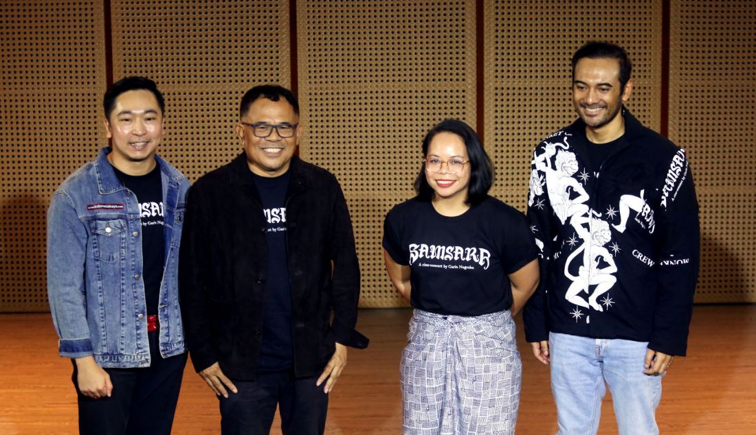 Program Manager www.indonesiakaya.com Billy Gamaliel (kiri) bersama Sutradara Samsara Garin Nugroho (kedua kiri), Pemain Samsara Ario Bayu (kanan) dan Produser Samsara Gita Fara (kedua kanan) berfoto seusai konferensi pers Cine-Concert bertajuk 'Samsara' di Galeri Indonesia Kaya, Mall Grand Indonesia, Jakarta, Jumat (15/11). Bakti Budaya Djarum Foundation bersama Garin Nugroho akan menampilkan pertunjukan Cine-Concert bertajuk 'Samsara' sebuah film bisu hitam putih dibintangi aktor Ario Bayu dan penari keturunan Indonesia-Australia Juliet Widyasari Burnett dengan iringan paduan musik gamelan Bali dan musik elektronik. - JPNN.com