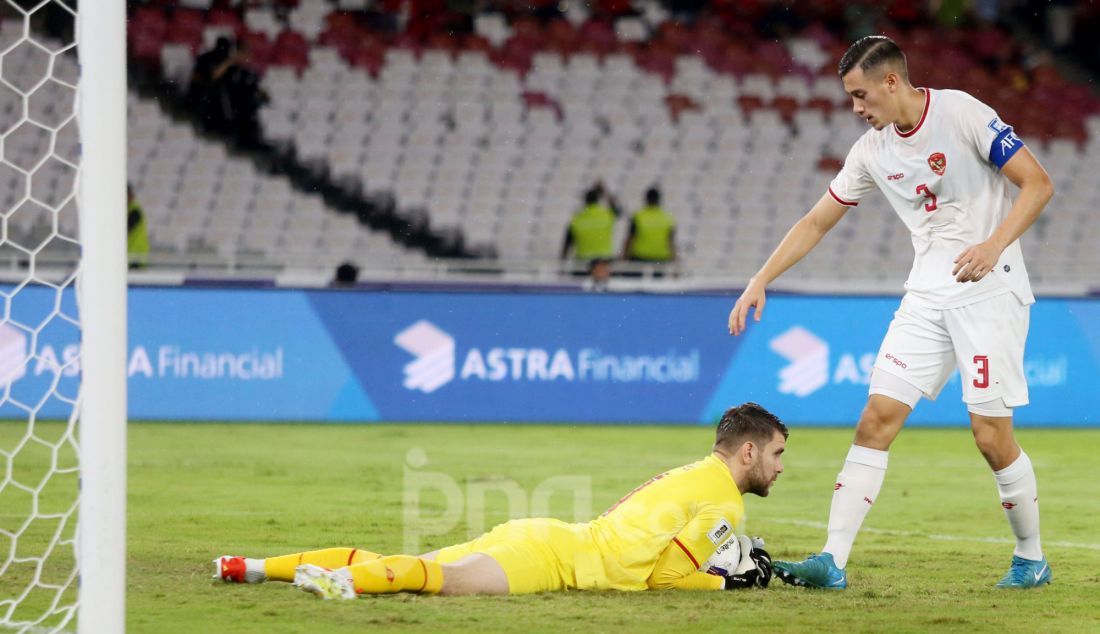 Kiper Indonesia Maarten Vincent Paes dan Pesepak bola Indonesia Jay Noah Idzes dalam pertandingan Grup C putaran ketiga Kualifikasi Piala Dunia 2026 Zona Asia antara Indonesia melawan Arab Saudi di Stadion Utama Gelora Bung Karno, Senayan, Jakarta, Selasa (19/11). Indonesia menang atas Arab Saudi dengan skor 2-0. - JPNN.com