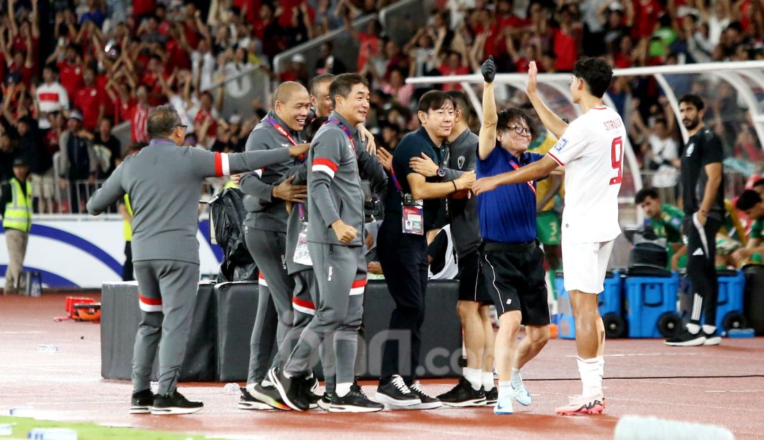 Pelatih Indonesia Shin Tae Yong merayakan kemenangan bersama tim official Indonesia seusai mengalahkan Arab Saudi dalam pertandingan Grup C putaran ketiga Kualifikasi Piala Dunia 2026 Zona Asia antara Indonesia melawan Arab Saudi di Stadion Utama Gelora Bung Karno, Senayan, Jakarta, Selasa (19/11). Indonesia menang atas Arab Saudi dengan skor 2-0. - JPNN.com