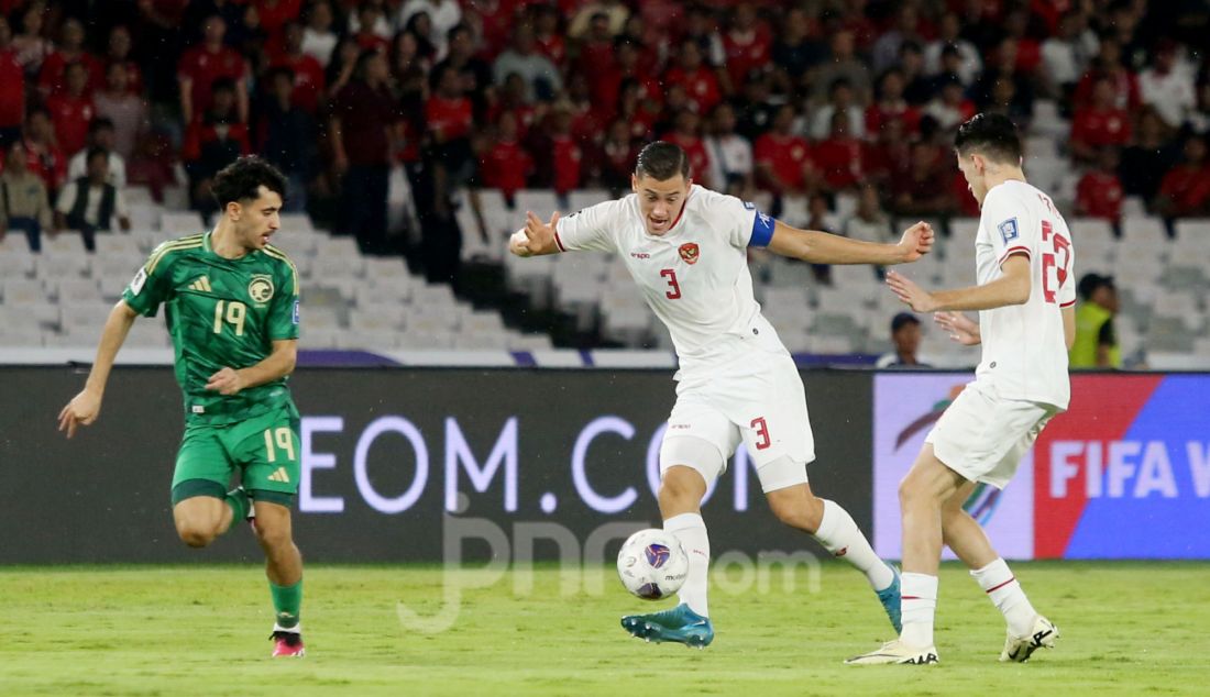 Pesepak bola Indonesia Jay Noah Idzes dalam pertandingan Grup C putaran ketiga Kualifikasi Piala Dunia 2026 Zona Asia antara Indonesia melawan Arab Saudi di Stadion Utama Gelora Bung Karno, Senayan, Jakarta, Selasa (19/11). Indonesia menang atas Arab Saudi dengan skor 2-0. - JPNN.com