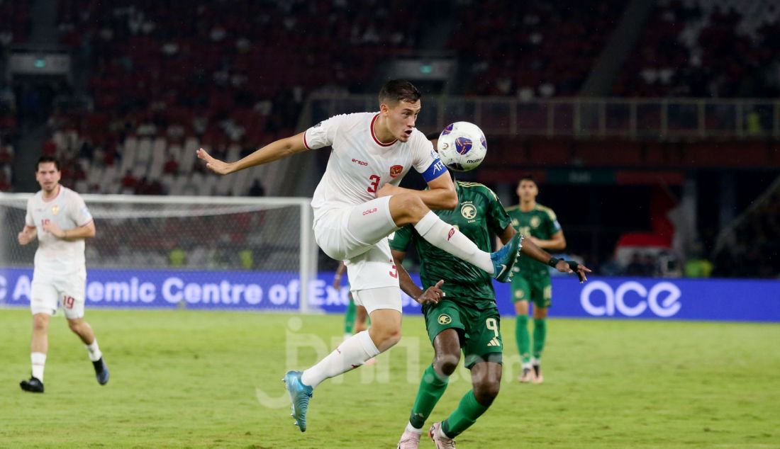 Pesepak bola Indonesia Jay Noah Idzes dalam pertandingan Grup C putaran ketiga Kualifikasi Piala Dunia 2026 Zona Asia antara Indonesia melawan Arab Saudi di Stadion Utama Gelora Bung Karno, Senayan, Jakarta, Selasa (19/11). Indonesia menang atas Arab Saudi dengan skor 2-0. - JPNN.com