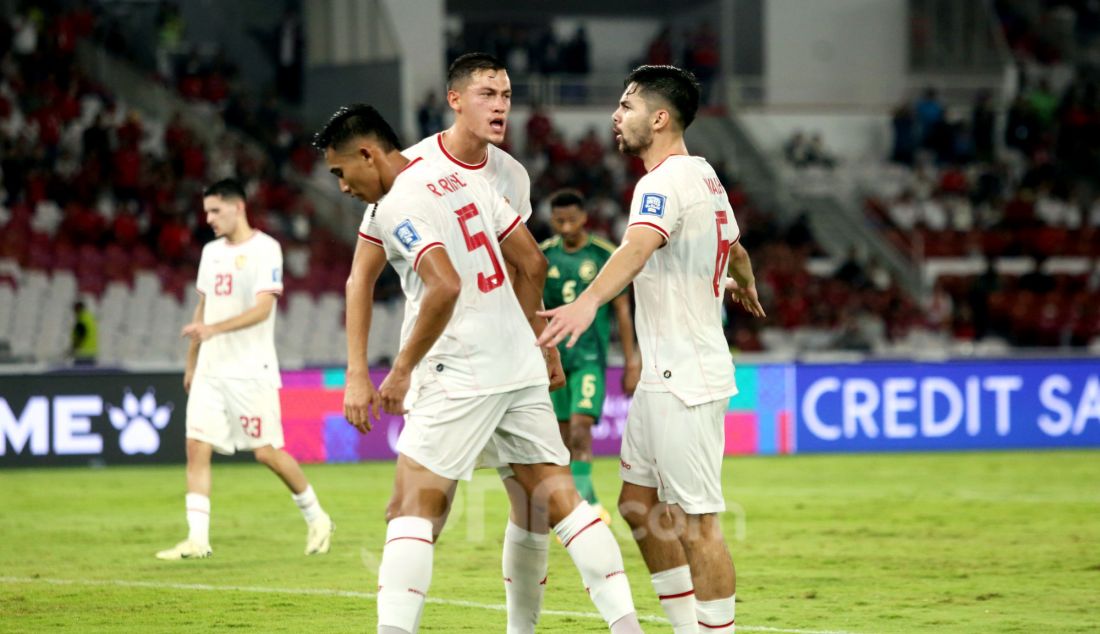 Pesepak bola Indonesia Marselino Ferdinan, Jay Noah Idzes dan Sandy Walsh dalam pertandingan Grup C putaran ketiga Kualifikasi Piala Dunia 2026 Zona Asia antara Indonesia melawan Arab Saudi di Stadion Utama Gelora Bung Karno, Senayan, Jakarta, Selasa (19/11). Indonesia menang atas Arab Saudi dengan skor 2-0. - JPNN.com